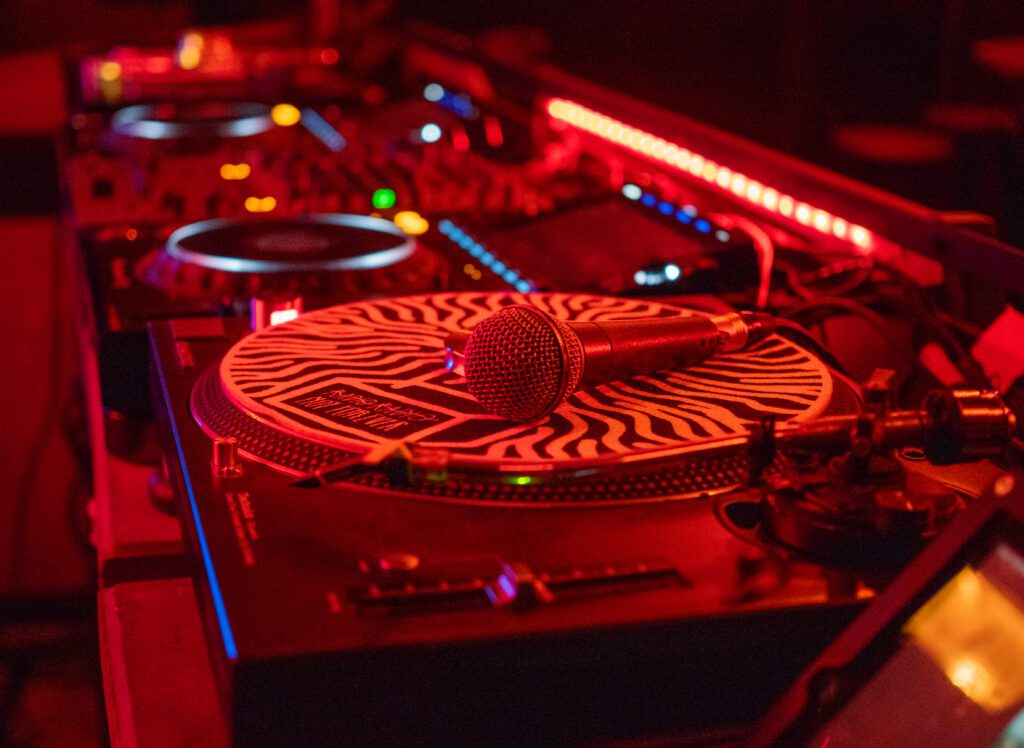 DJ draait muziek tijdens bedrijfsfeest – dynamische eventfotografie vol energie en beleving.
