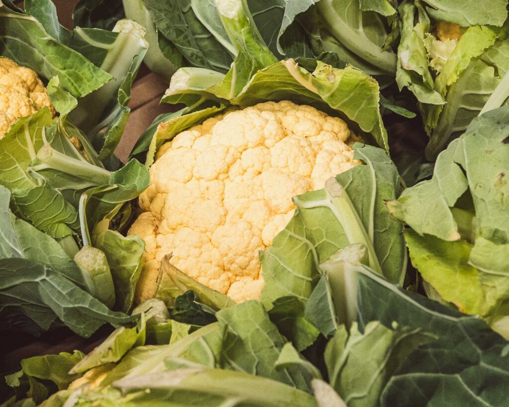 Close-up van bloemkool met zachte belichting – voorbeeld van textuur en detail in productfotografie.