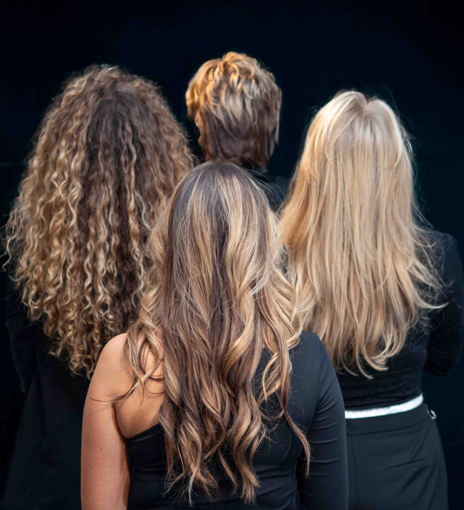 Team Intercoupe met de rug naar de camera – een beeld van samenwerking en identiteit.