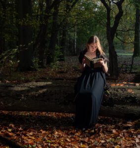 14. Meisje in het bos met een boek Fotografie van een meisje zittend in het bos, verdiept in een boek. Deze foto vangt de rust en introspectie van het moment, omringd door de sereniteit van de natuur.