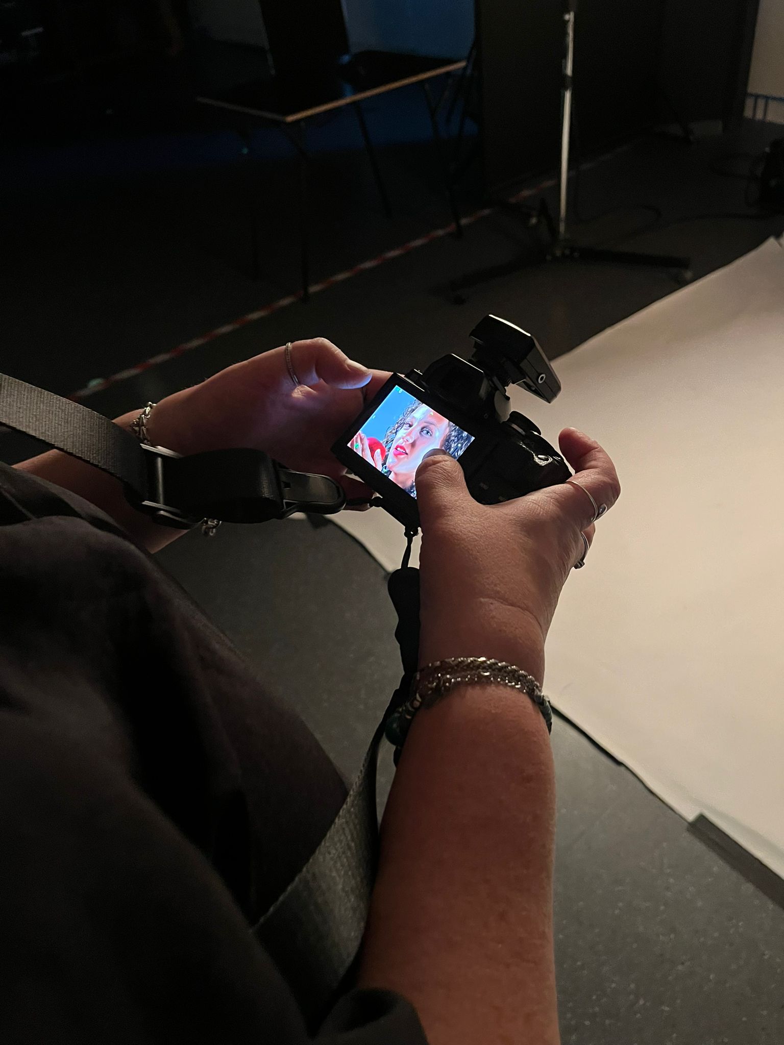 Close-up van een camera in de hand van de fotograaf – het moment waarop beeld en verhaal samensmelten