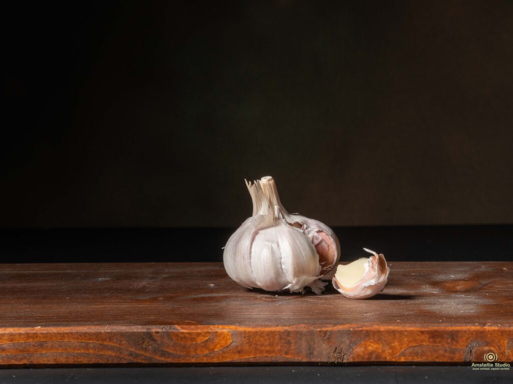 Minimalistische productfoto met houten ondergrond en neutrale achtergrond – focus op het product zonder afleiding.