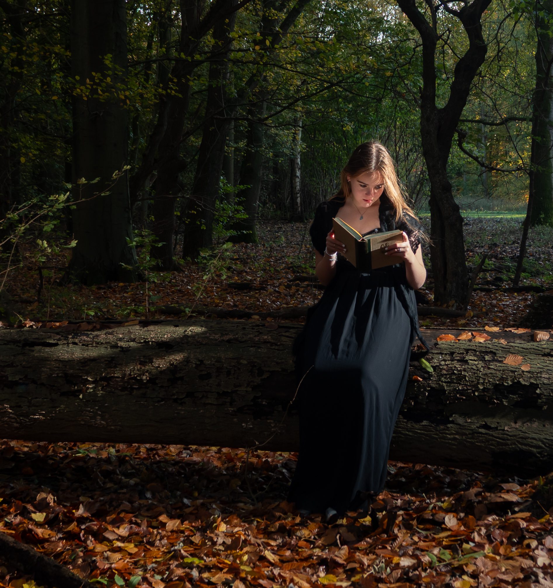 Meisje leest in het bos – een dromerig moment van rust en inspiratie, symbool voor verhalen die tot leven komen